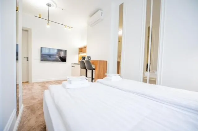 Makenzi * ベオグラード